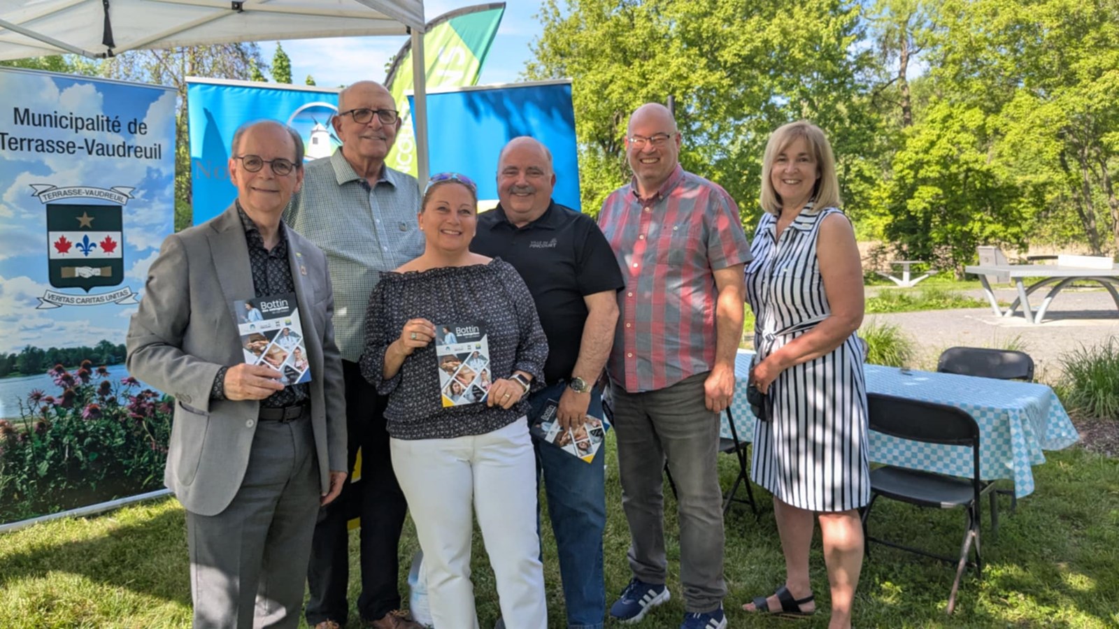 Les maires de l'île Perrot, Pierre Séguin, Danie Deschênes, Claude Comeau, Michel Bourdeau, la conseillère Claudine Morel-Girouard de Pincourt et Bruno Roy ont pris la pose lors du lancement du bottin