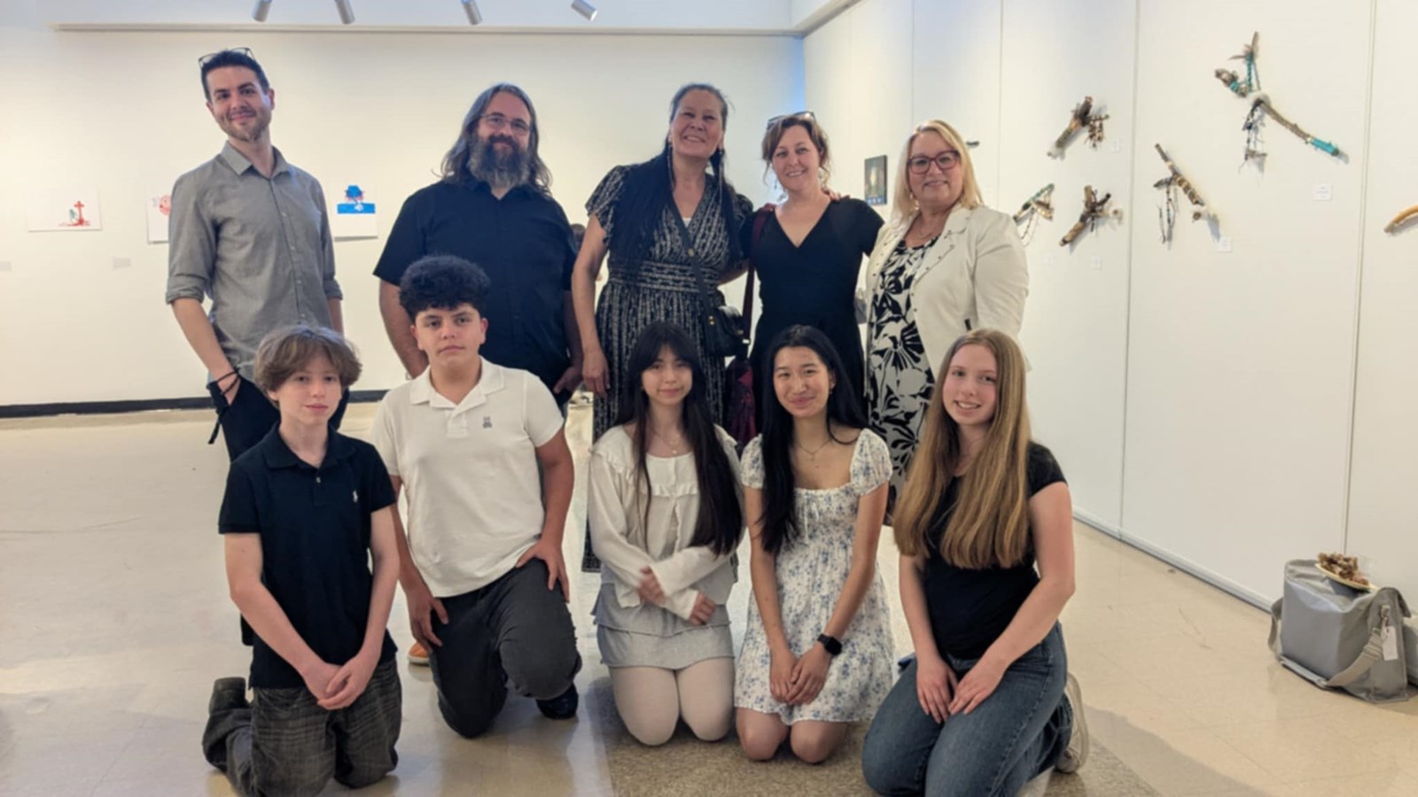 Simon Charette, Erick Cyr, Deborah Ratt, Nancy Lépine, Anne Quesnel prennent la pose avec les élèves qui ont pris la parole lors du vernissage