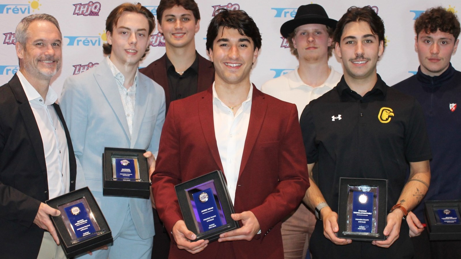 Lors du Gala Méritas de la Ligue de hockey AAA du Québec, le capitaine des Braves, James Swan (veston rouge), Nathan Lévesque et Bruce Richardson ont été nommé sur l'équipe d'étoiles