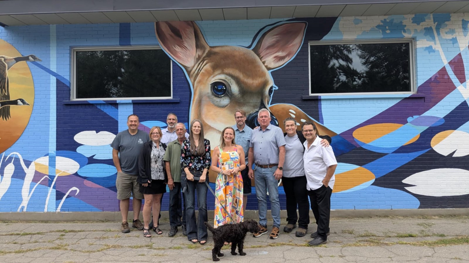 Le conseil municipal de Rivière-Beaudette, la députée de Soulanges, Marilyne Picard et le représentant de la députée de Beauharnois-Salaberry-Soulanges-Huntingdon Steve Hickey ont pris la pose avec l'artiste