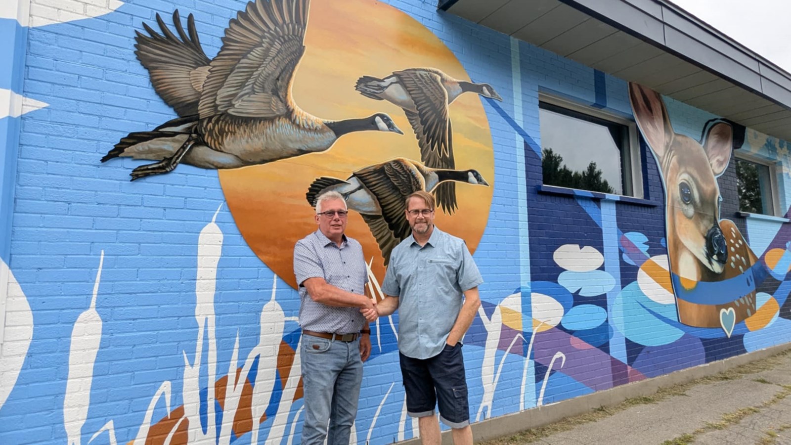 Patrick Bousez est très fier du résultat final. Il prend la pose avec l'artiste-animalier, aussi résident de Rivière-Beaudette