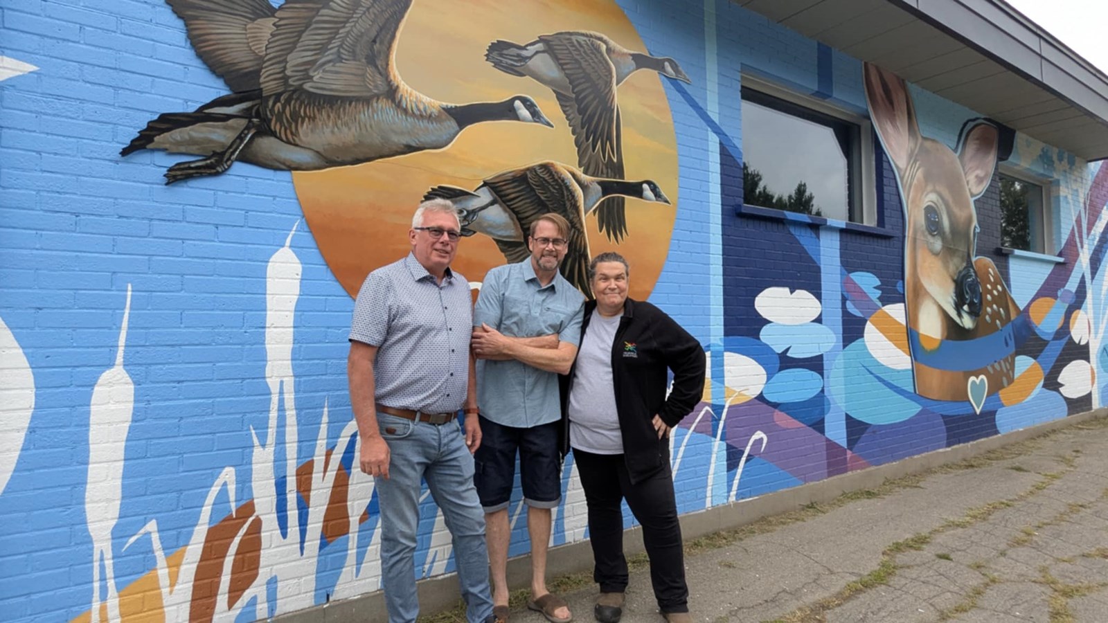 Claude Thivierge prend la pose avec le maire Patrick Bousez et la présidente du conseil des arts et de la culture de Vaudreuil-Soulanges, Julie Lemieux