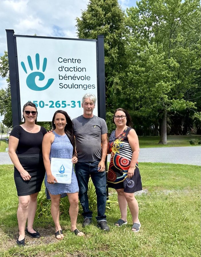 De gauche à droite : Véronique Hamel, du Centre Action Bénévole (CAB) de Soulanges, Élodie Séguin-Pineault de la Protection de l'Esker de Vaudreuil-Soulanges, Benoît Séguin et Chantale Geneau du CAB de Soulanges.