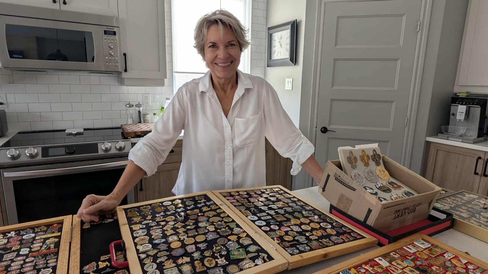 Elaine Caponi, la dame aux 100 000 épinglettes