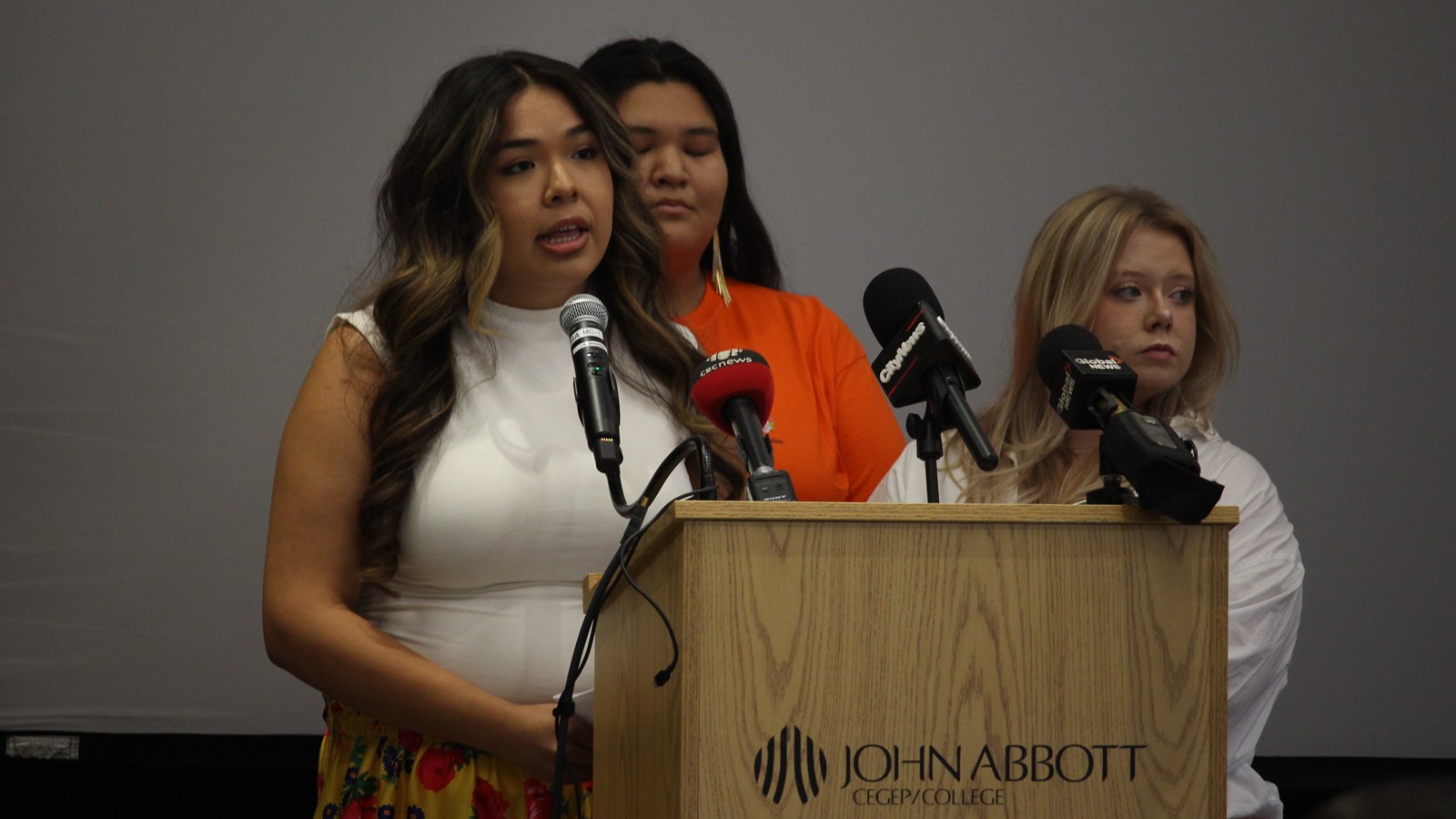 L'équipe du comité des activités autochtones du Cégep John-Abbott. Sophia Poulin Godbout, Shannelle Moar et Layna Reverin Rock.