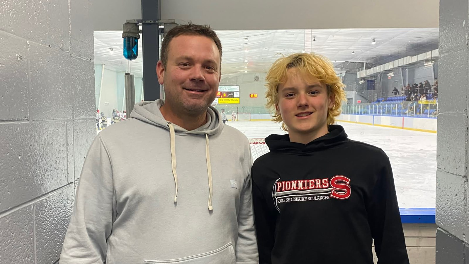 Mathieu Benoît en compagnie de l'un de ses, fils Benjamin, avant un match des Pionniers.