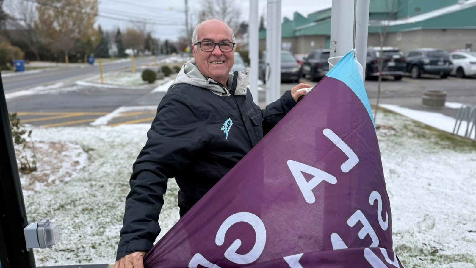Le maire de Saint-Zotique, Jean-Pierre Daoust, s'apprête à hisser le drapeau.