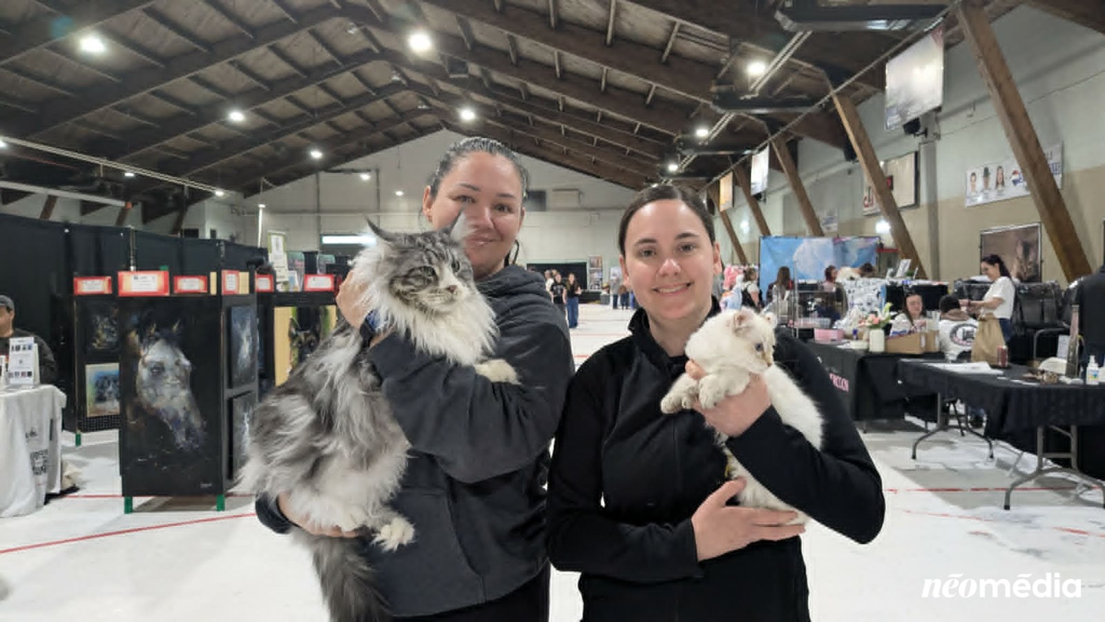 Deux des cinq administratrices de Chats Canada Cats, Véronique Baril et Gabrielle Fillion prennent la pose avec Fiona (à gauche) et Solana ( à droite).