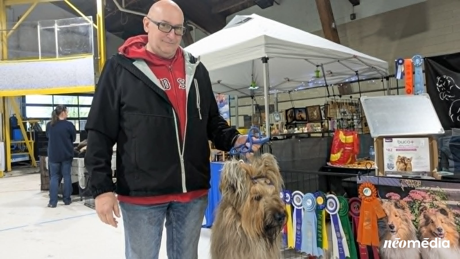 Le Berger de Bris nommé Versace prend la pose avec son maître Robert Lacasse qui était sur place pour participer au Salon en tant qu'éleveur canin