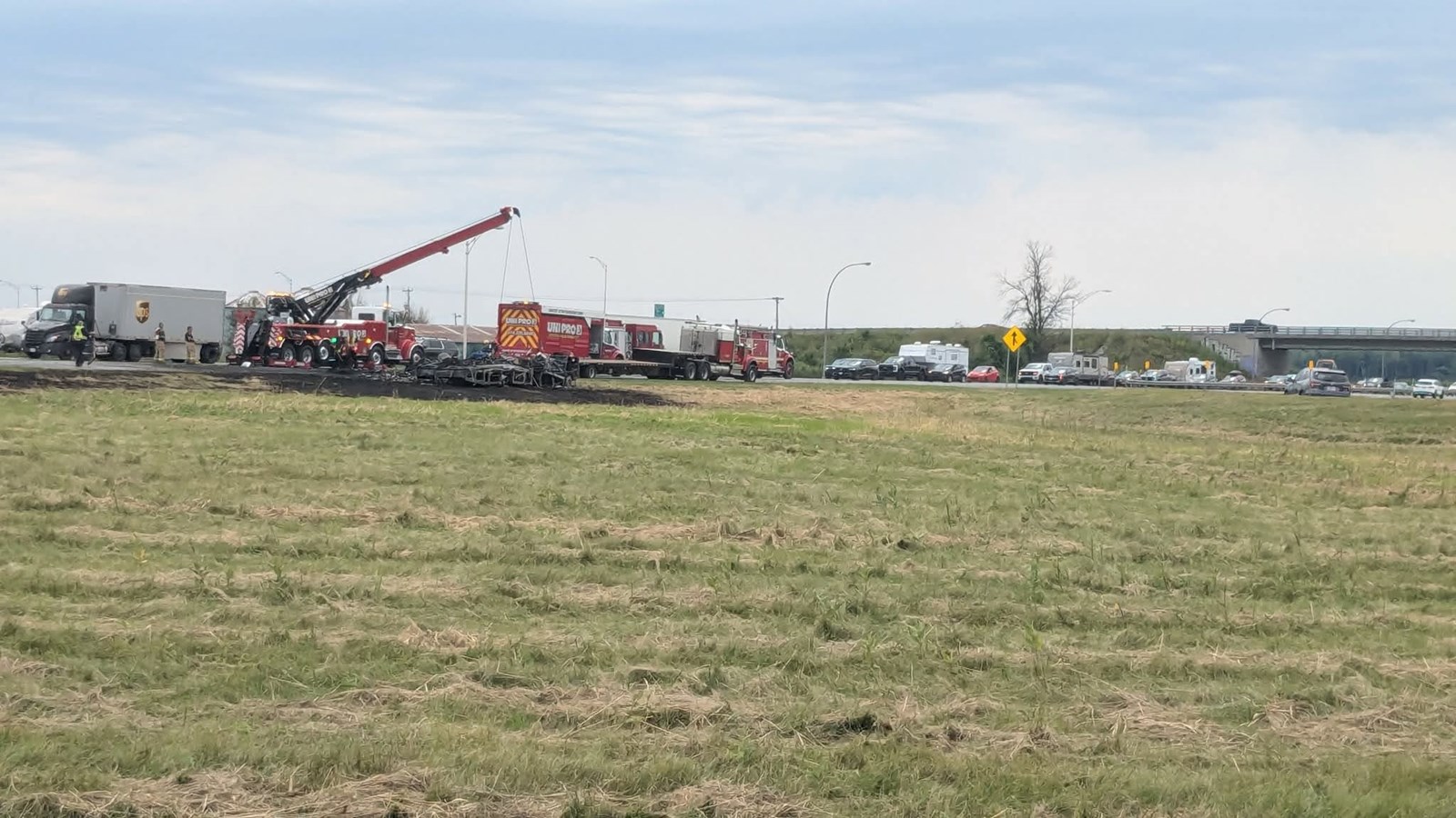 Deux véhicules en feu sur l'autoroute 20 à Coteau-du-Lac