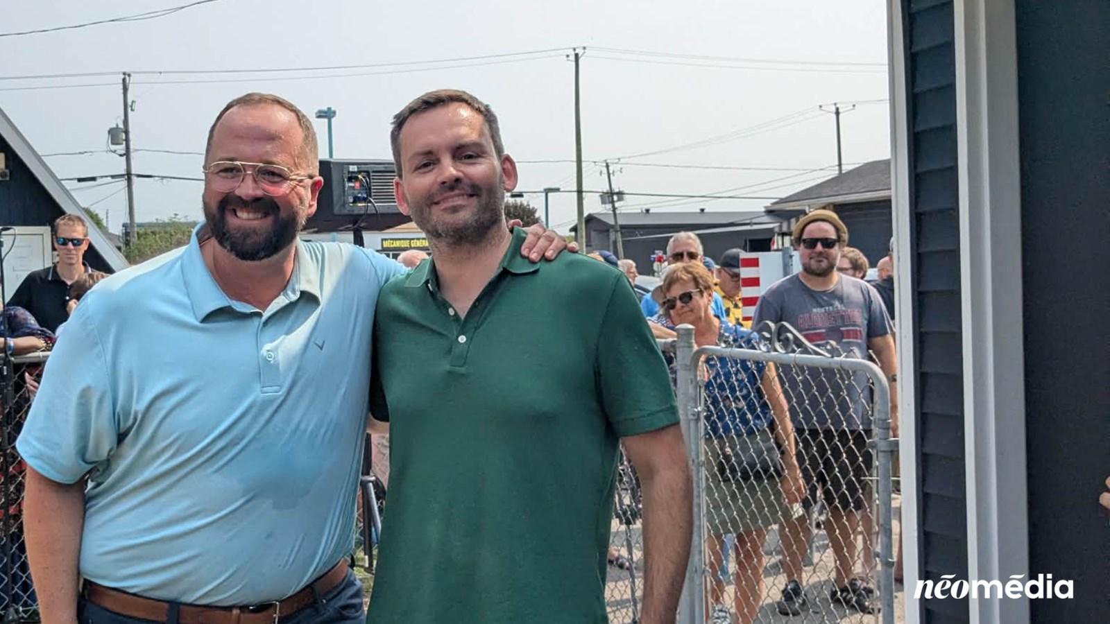 Le chef du Parti Québécois, Paul St-Pierre Plamondon prend la pose avec le candidat de sa formation politique dans le comté de Beauharnois, Alexandre Daneau 