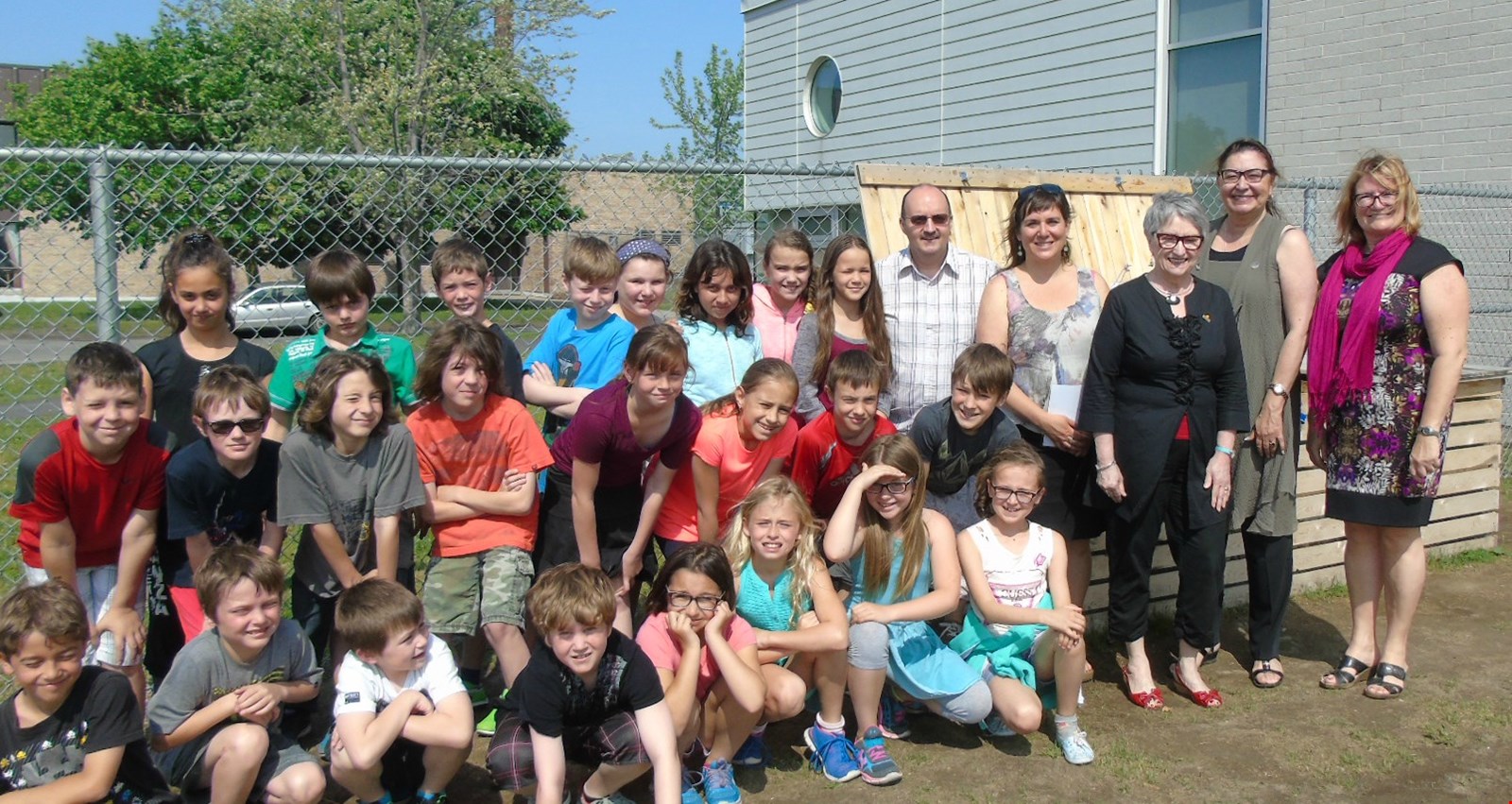 La députée Claire Samson de la circonscription d’Iberville inaugure le site de compostage de l’école de Monnoir.