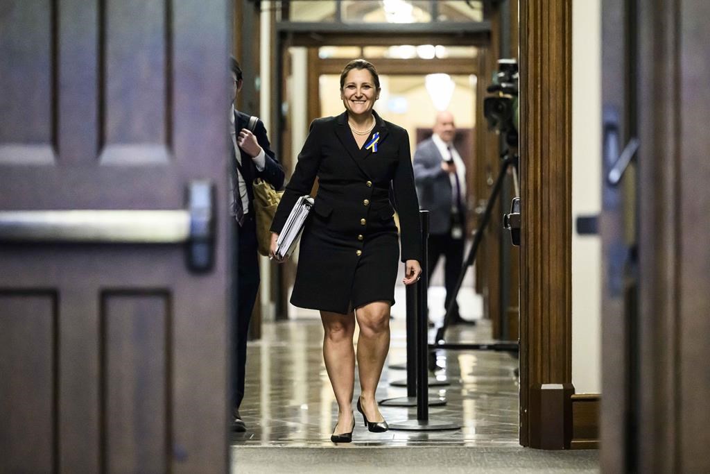 Freeland va de l'avant pour faire adopter des crédits d'impôt, exemptions de la TPS