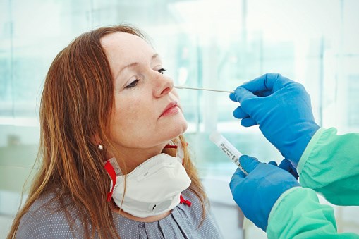 Le ministre de la Santé a exploré les pistes d'un plan pour augmenter le nombre de tests de dépistage de la COVID-19, notamment en ciblant certaines régions de la province.