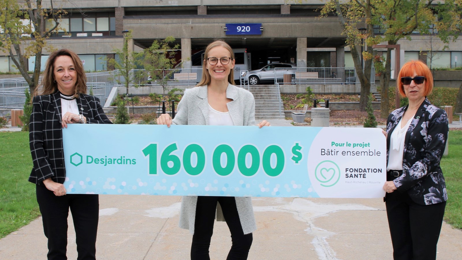 De gauche à droite : Isabelle Frenière, directrice Soutien à la direction générale chez Desjardins, Julie Coupal, directrice générale de la Fondation Santé et Manon Bertrand, présidente du conseil d’administration de Desjardins.