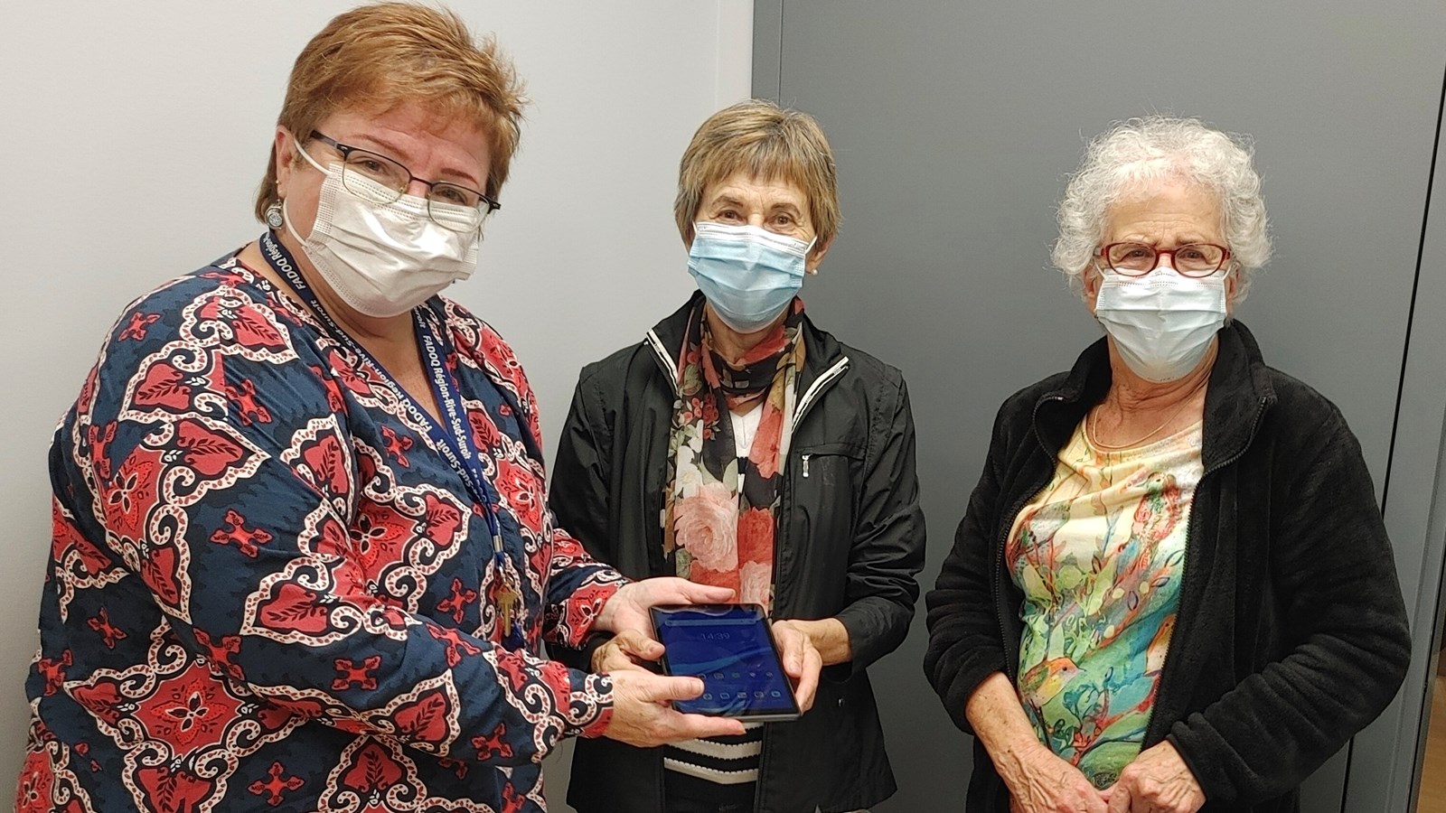 Germaine Deschênes (au centre) et Joëlle Bisson de Courval (à droite) reçoivent une tablette des mains d’Anne Choquet, coordonnatrice des loisirs et événements à la FADOQ Région Rive-Sud-Suroît.