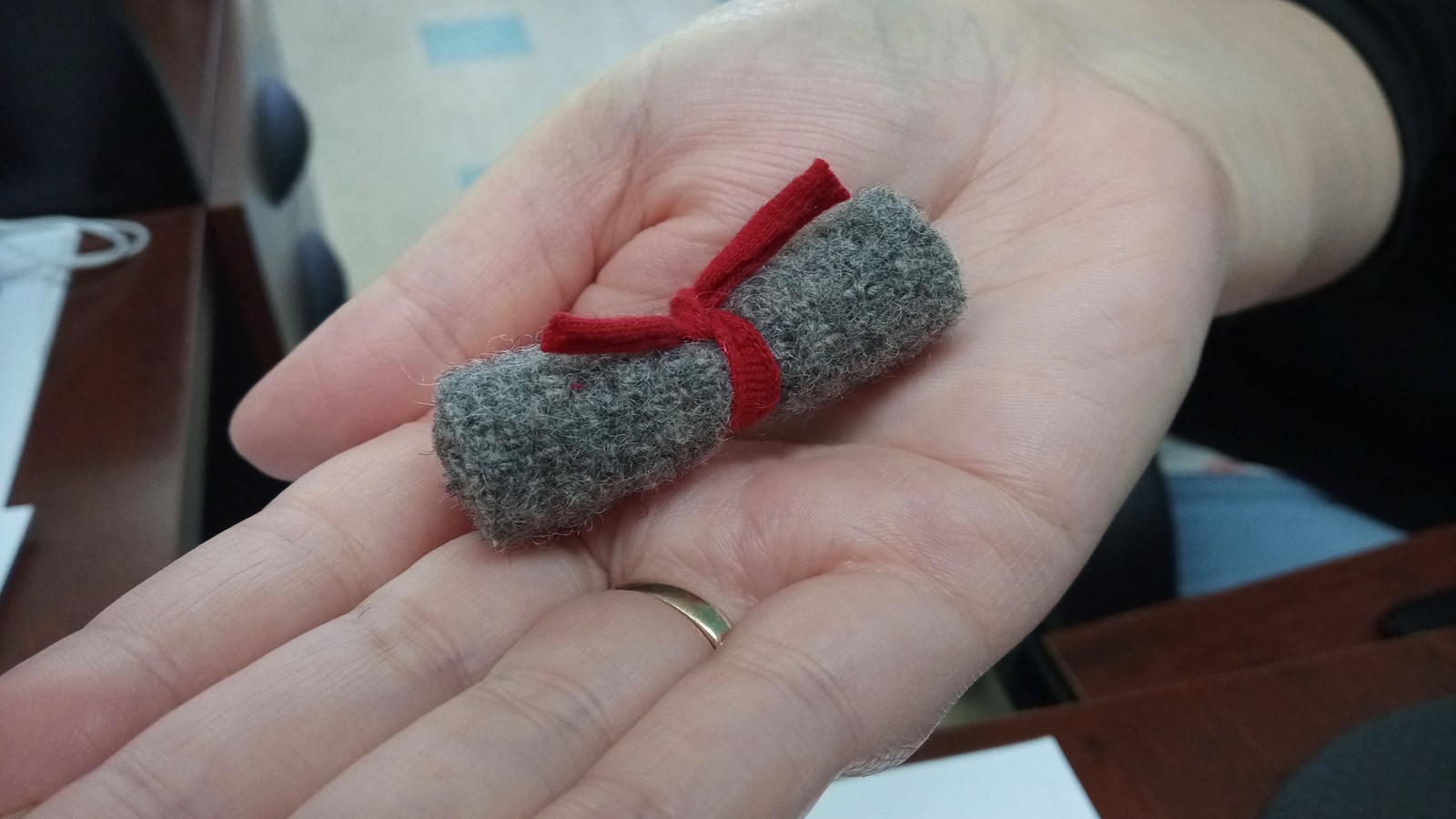 Le symbole de la soirée : l’épinglette de la petite couverture et le ruban rouge.