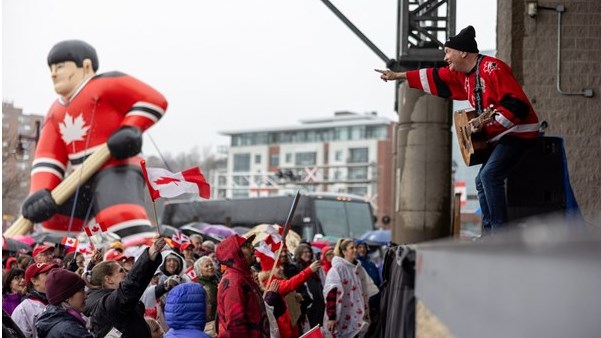 Des Canadiens manifestent contre Trump partout au pays