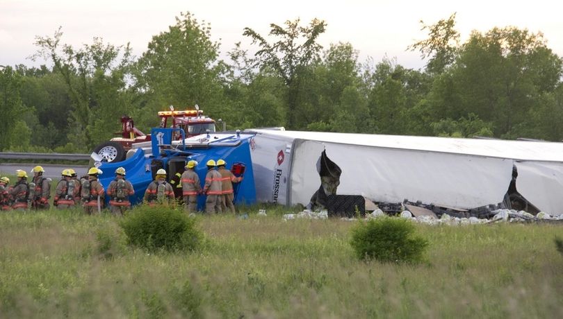 Un camion répand son chargement de bombonnes de propane