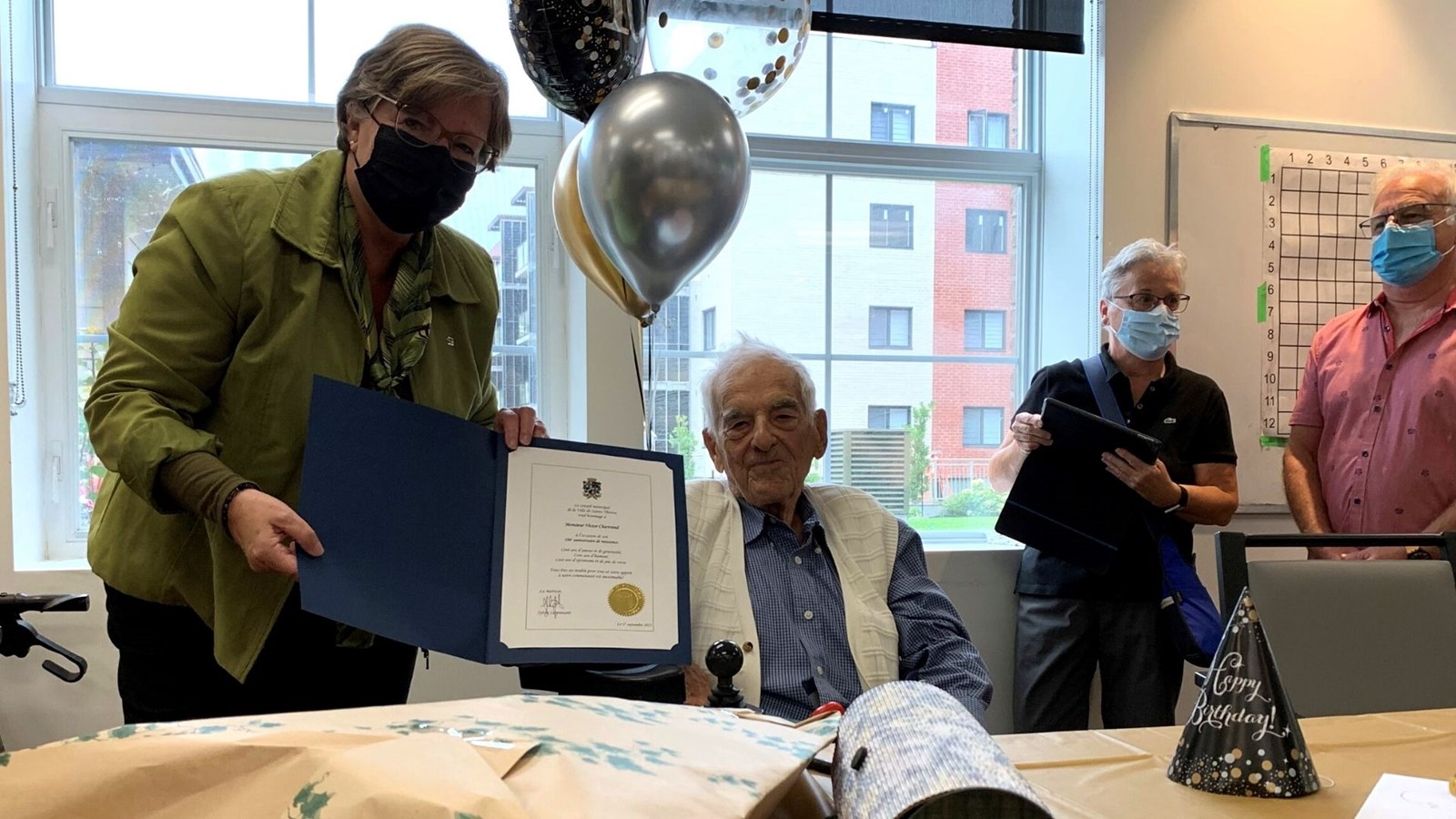 Les 100 ans Victor Chartrand honorés par la Ville de Sainte-Thérèse