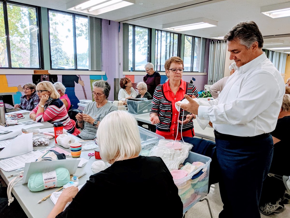 Le député d’Alfred-Pellan, Angelo Iacono, en visite au Cercle des fermières de Vimont. (Cette photo a été prise avant la COVID-19).