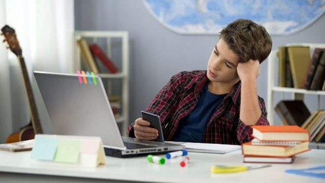 6 FAÇONS D’AIDER VOTRE ENFANT À SURMONTER LA PROCRASTINATION