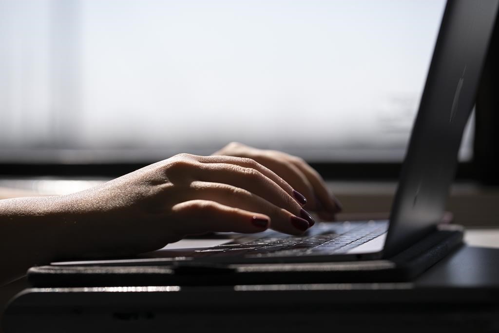 Le tiers des jeunes Canadiens ont été victimes de cruauté en ligne, révèle un rapport