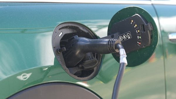 Véhicules électriques: hausse des ventes, mais baisse des intentions d'achat