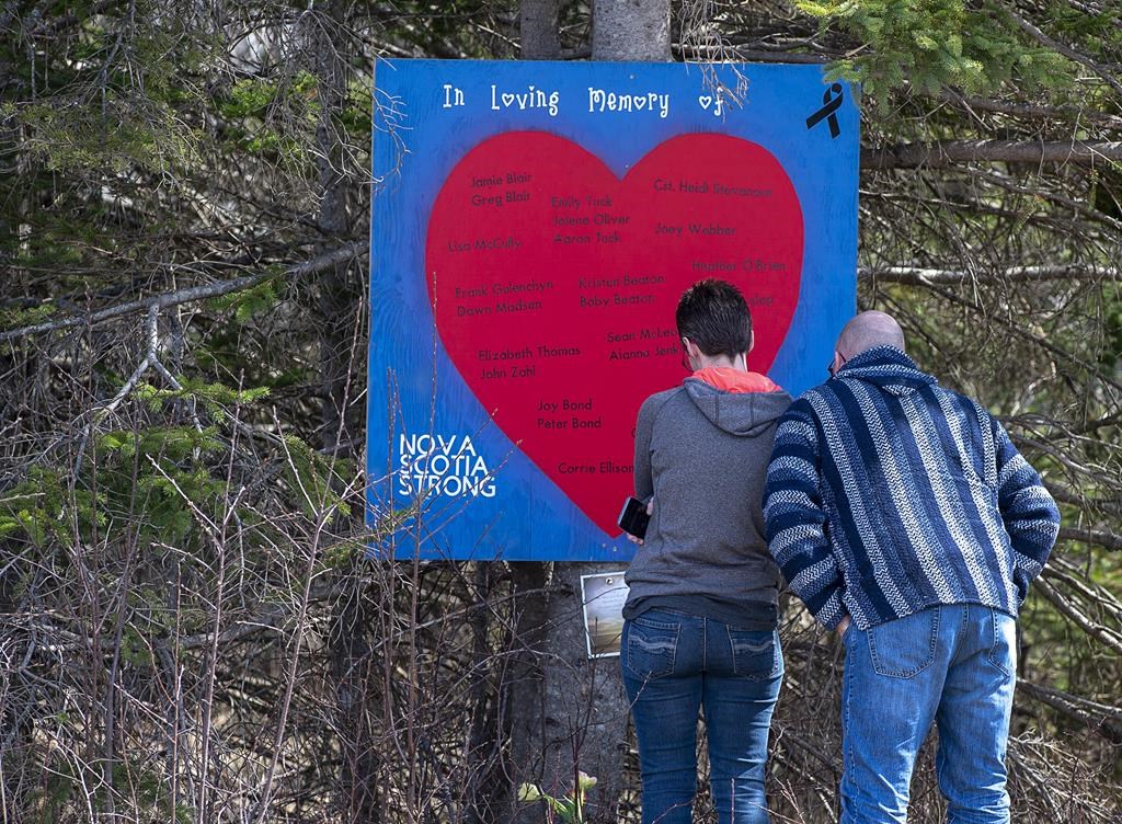 Tuerie en N.-É.: les proches des victimes ont été laissés longtemps dans l'angoisse
