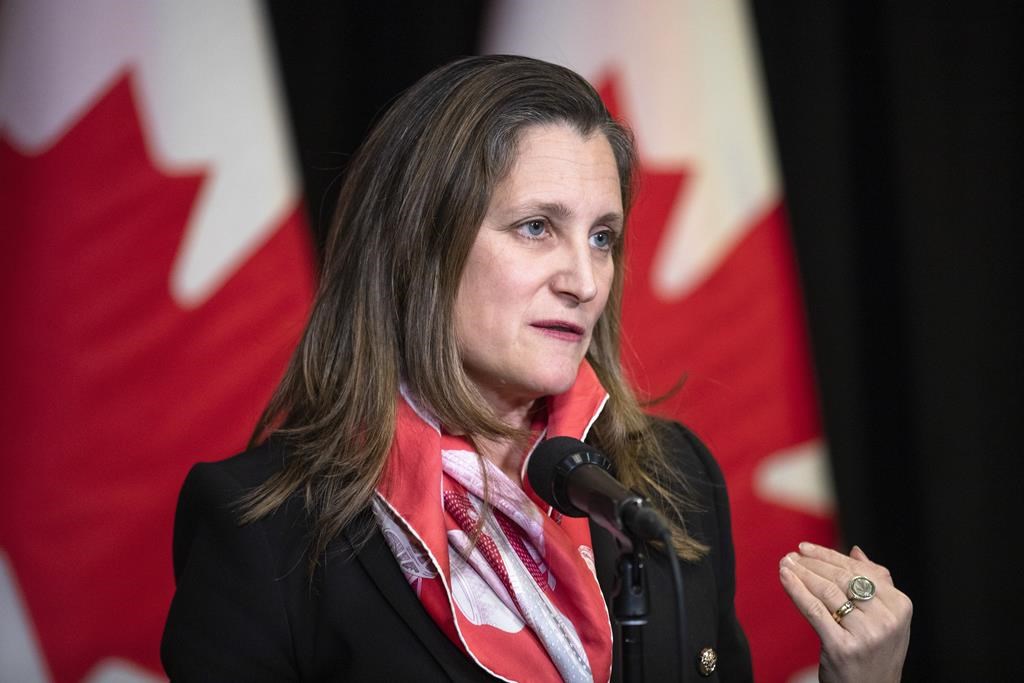 Joly et Freeland ne se prononcent pas sur l’envoi par le Canada de chars en Ukraine
