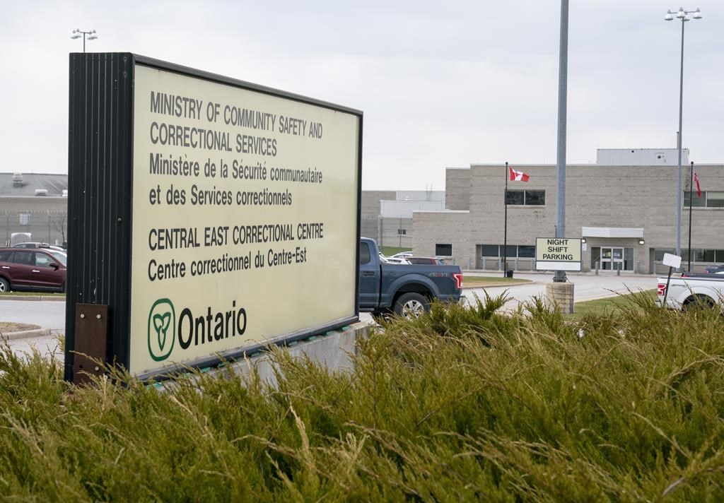 Des organisations exhortent Ottawa à mettre fin à la détention des migrants en prison