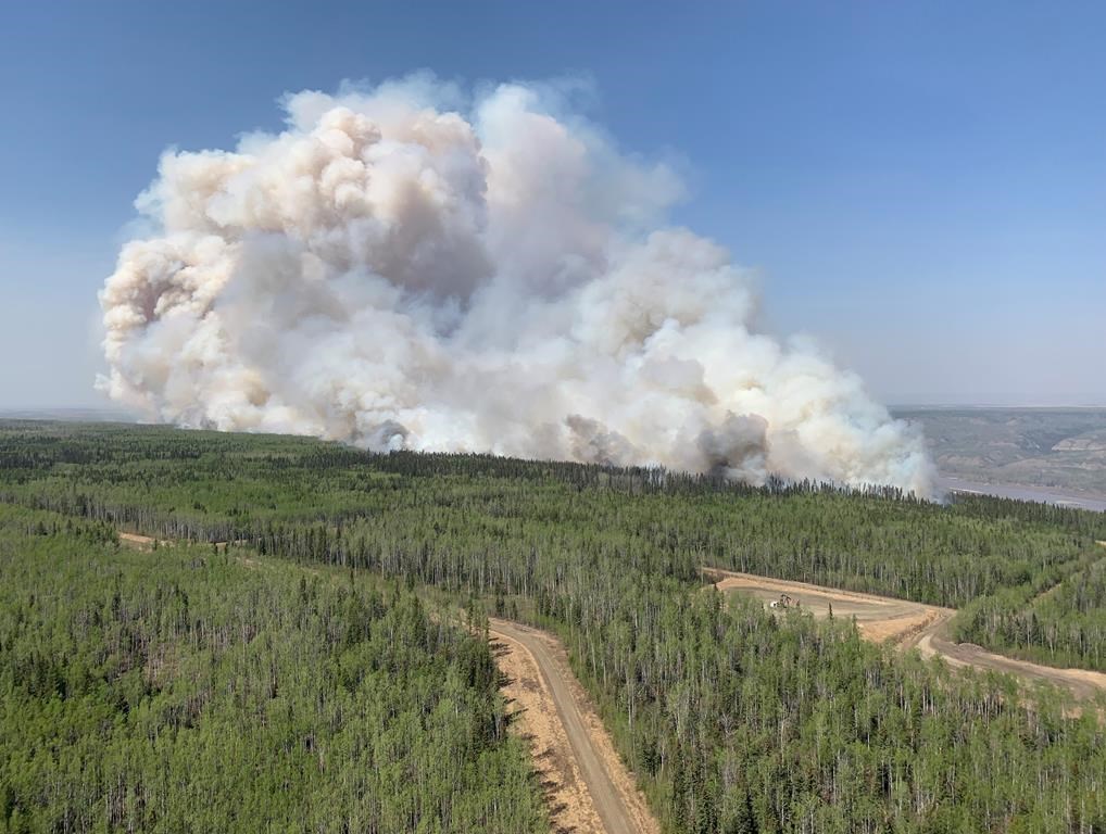 De la pluie et des températures plus fraîches devraient ralentir les feux de forêt