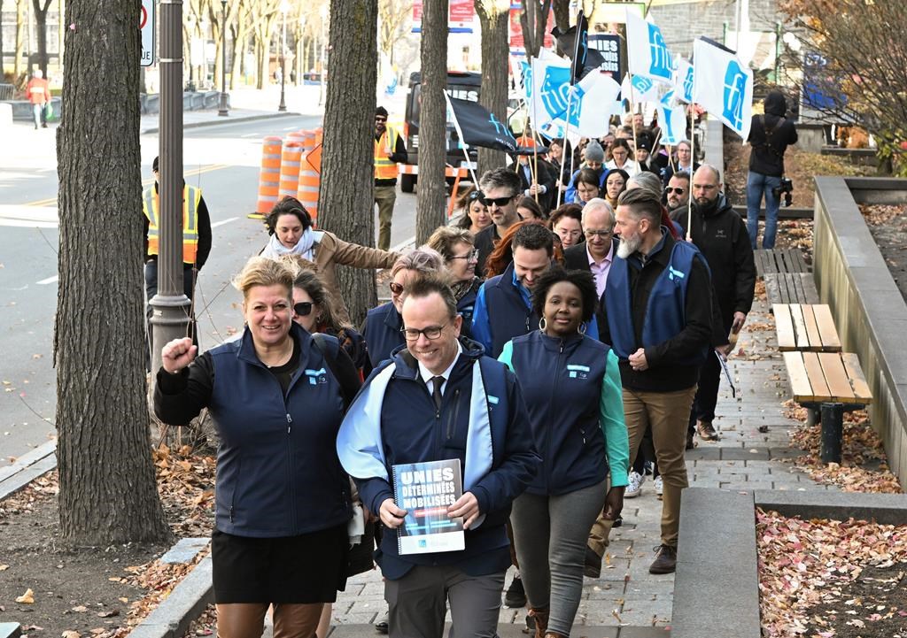 Des infirmières manifestent devant le bureau de François Legault à L'Assomption