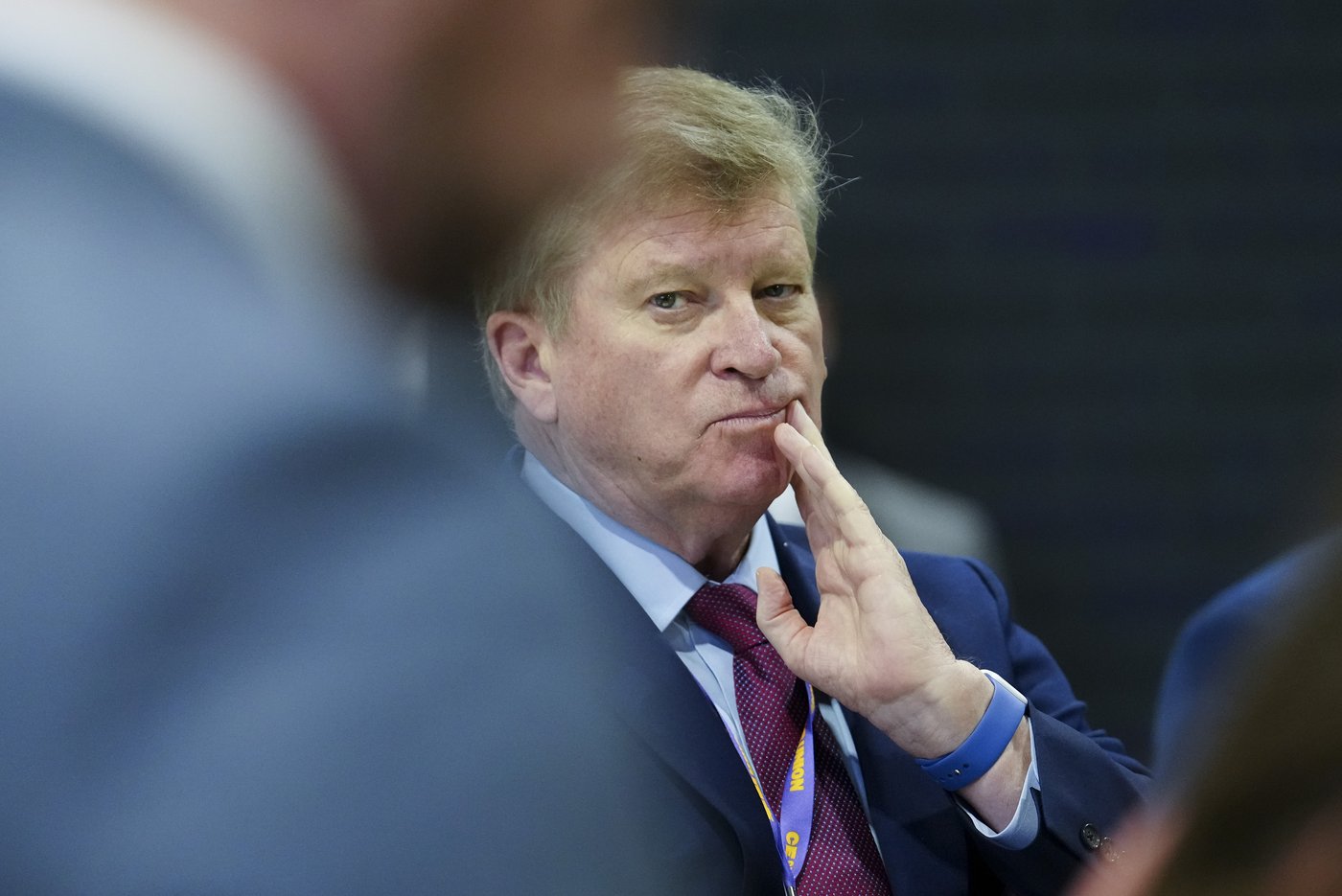 Le consul canadien à New York, Tom Clark, répond aux questions de députés