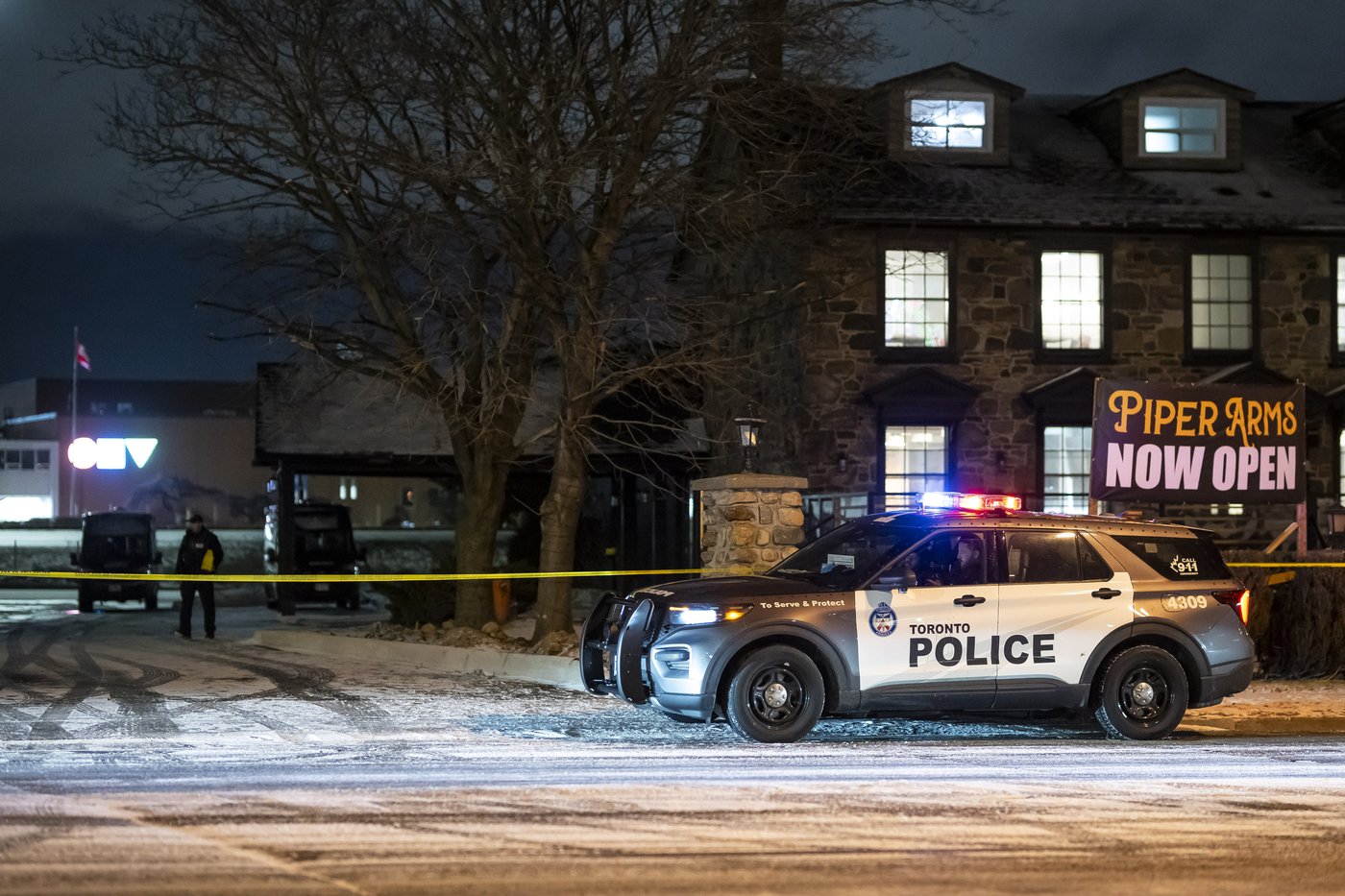 Des suspects toujours en fuite après la fusillade qui a fait 12 blessés à Toronto
