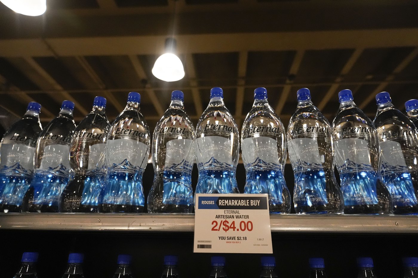 Malgré les risques, l'eau en bouteille demeure plus pratique, montre une étude