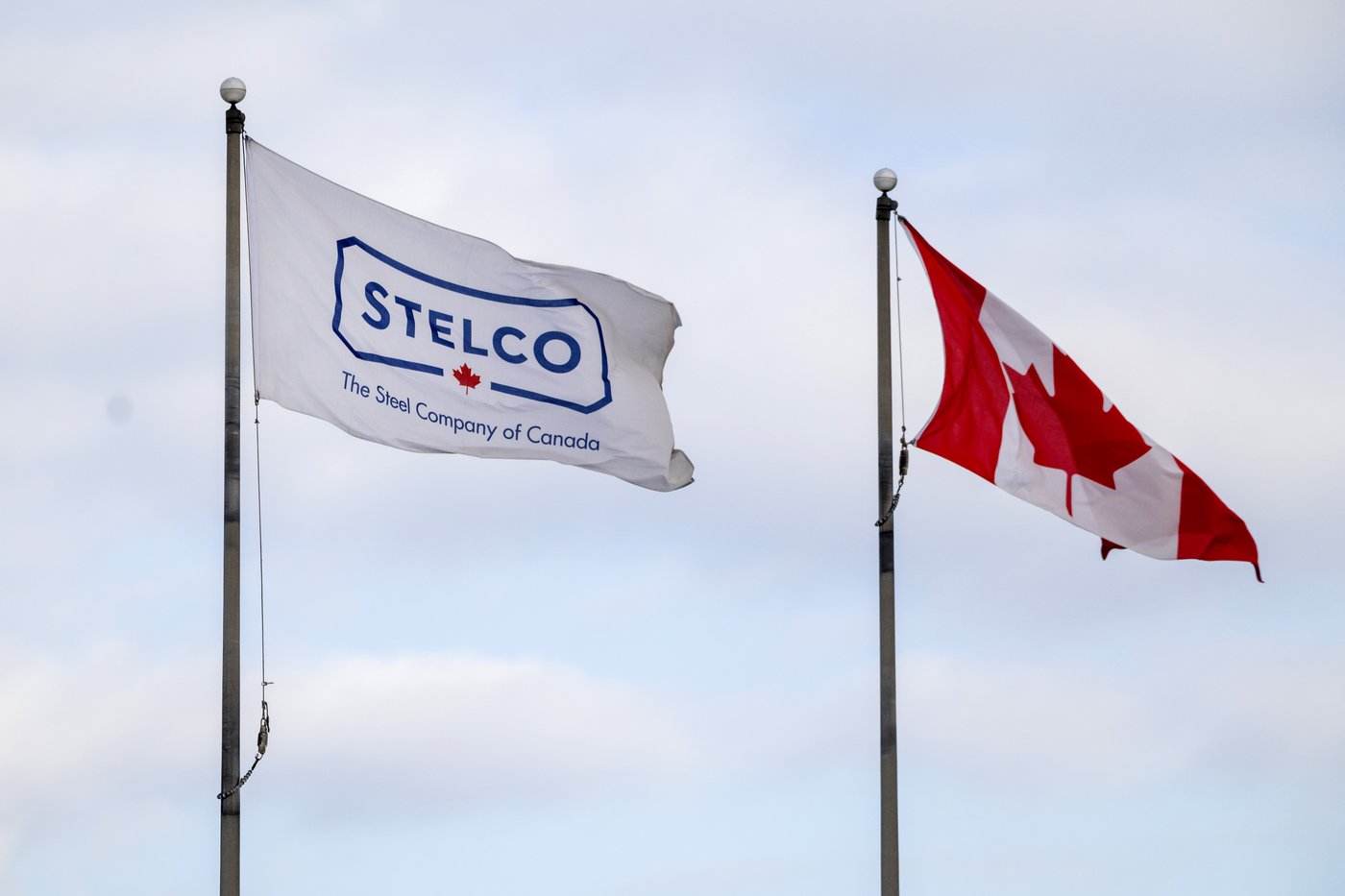 Joly menace de prendre des mesures contre Stelco pour ses suppressions d'emplois